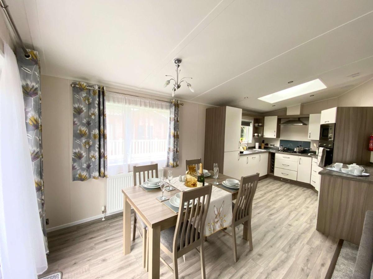 The Yorkshire Burrow Lodge With Hot Tub Екстер'єр фото