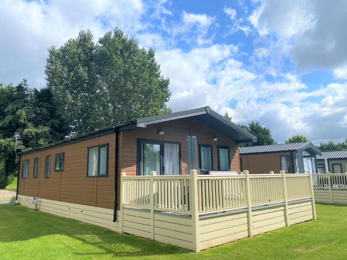 The Yorkshire Burrow Lodge With Hot Tub Екстер'єр фото
