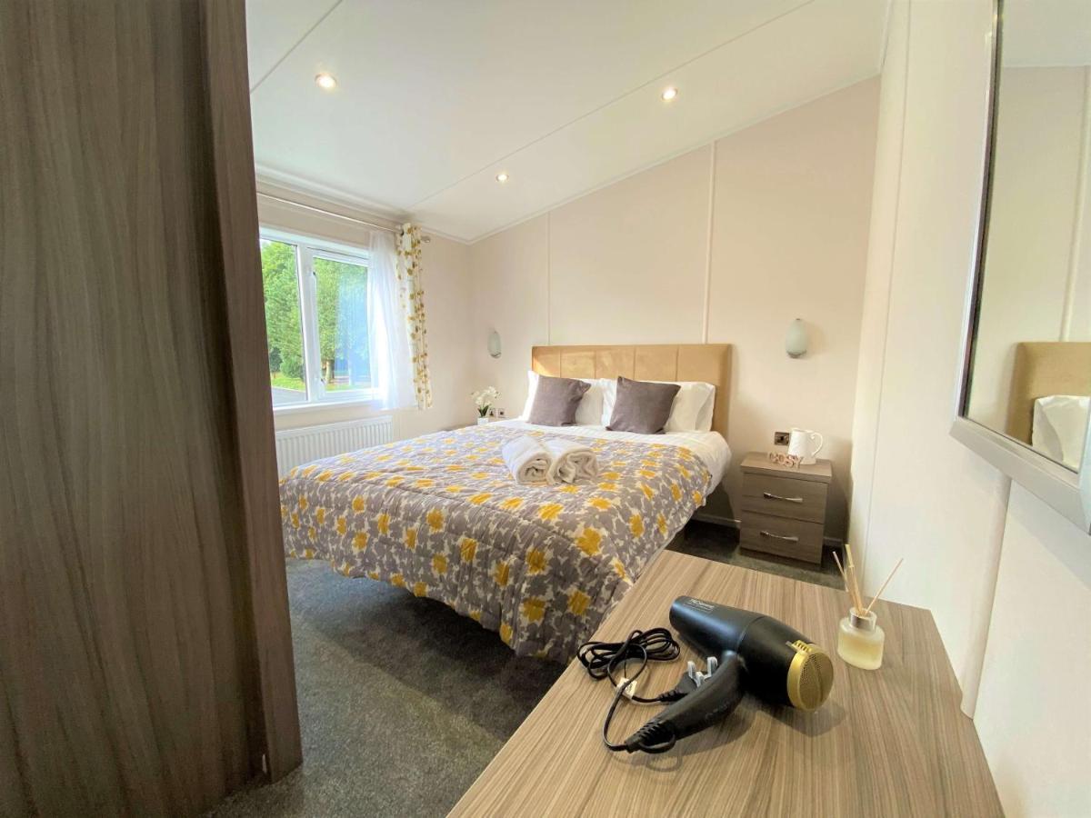 The Yorkshire Burrow Lodge With Hot Tub Екстер'єр фото
